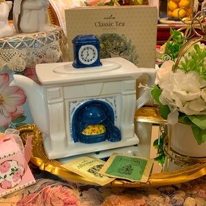 RARE! Teapot Hearth Mantel Clock w/ Cat Warming by Fireplace. White and Blue.